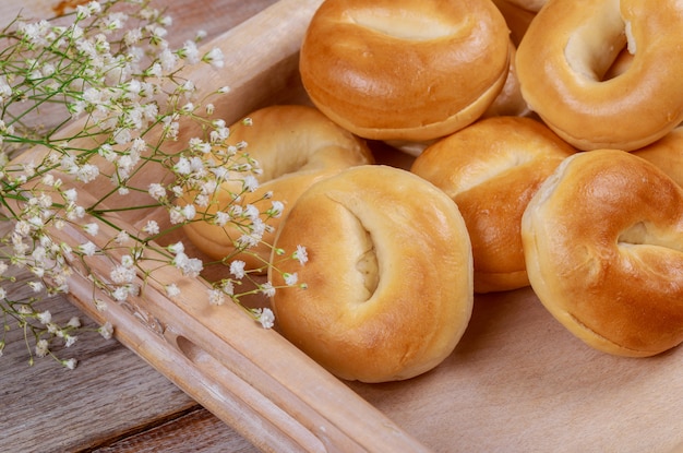 Eigengemaakte traditionele hete broodjes op plaat met hoogste mening