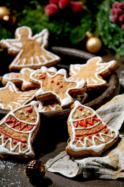 Eigengemaakte traditionele peperkoekkoekjes van Kerstmis met versierd suikerglazuur