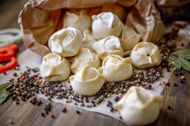 Eigengemaakte vleesbollen - russische pelmeni.