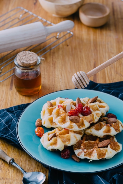 Eigengemaakte wafels op houten lijst