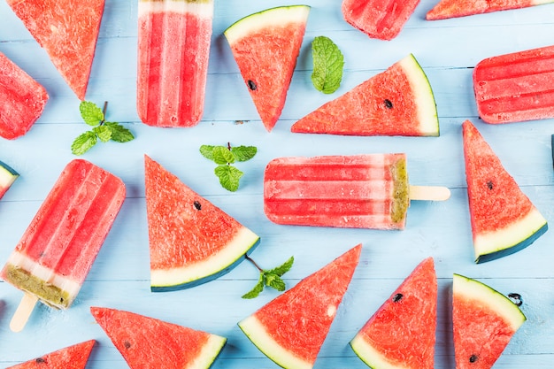 Eigengemaakte watermeloenijslollys op een plaat. Zomer eten concept.