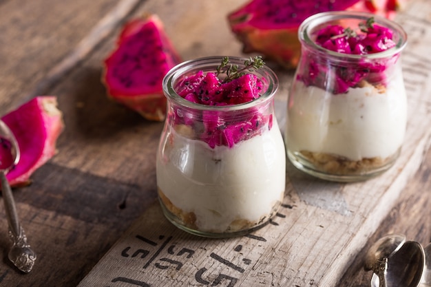 Eigengemaakte yoghurt met rijp draakfruit, pitaya of pitahaya op houten achtergrond, fruit gezond concept