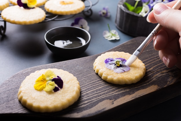 Eigengemaakte zandkoekkoekjes met eetbare bloemen