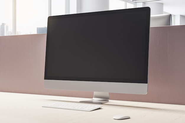 Eigentijds designbureaublad met leeg wit computerscherm