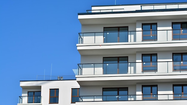 Eigentijds woongebouw exterieur in de daglicht moderne appartementsgebouwen