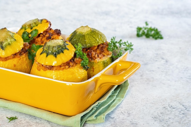 Eightball courgette gevuld met vlees en bulgur