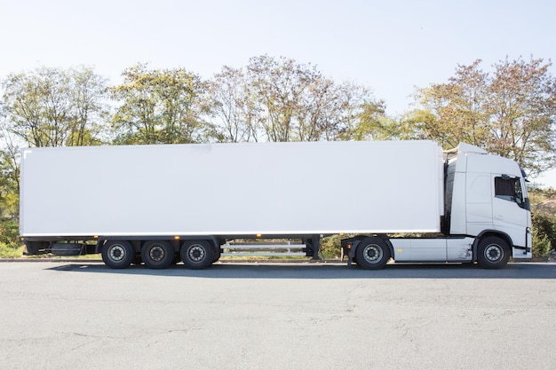 Восемнадцатиколесный грузовик на стоянке для грузовиков с длинной колесной базой. Идеальное нанесение фирменной графики