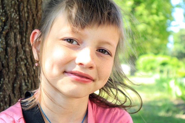 テキストのための春の公園屋外クローズアップスペースで散歩中の8歳の女の子