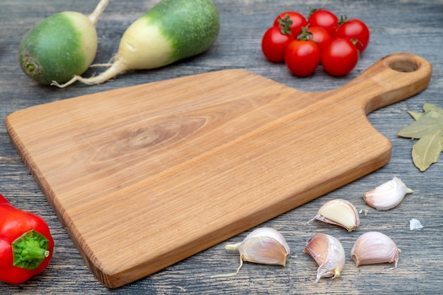 Eiken snijplank op de keukentafel.