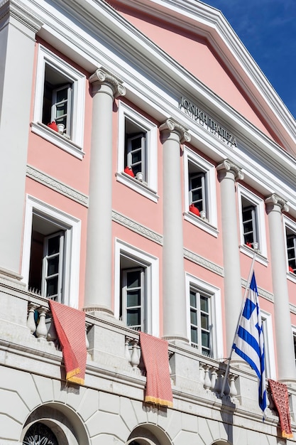 Eiland Corfu Griekenland 04072018 Traditionele Griekse processie in de stad op Pasen met een grote bijeenkomst van mensen op een lentedag