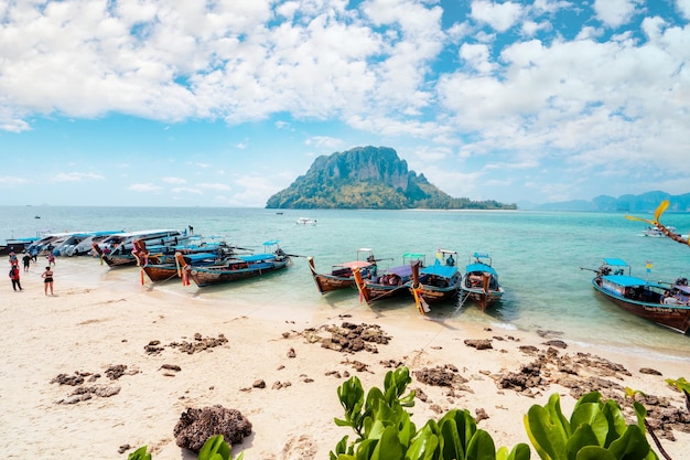 Eiland- en longtailboot en het strand op het eiland Krabi Thailand