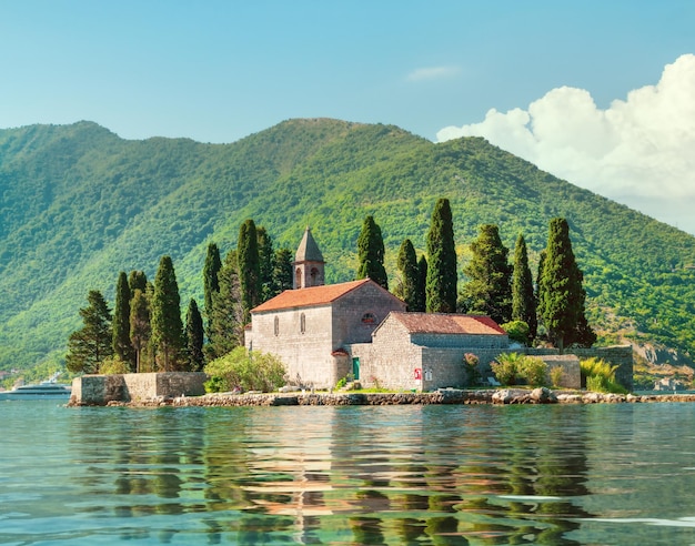 Eiland in de buurt van de stad Perast