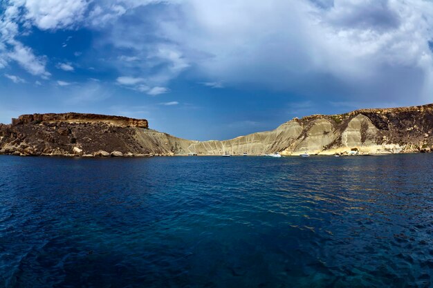 Eiland Malta, uitzicht op de zuidelijke rotskust van het eiland en de baai van Gnejna