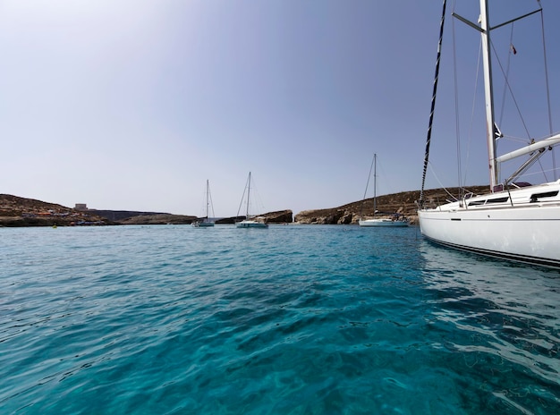 Eiland Malta, zeilboten in het kristalheldere water van Comino's Blue Lagoon