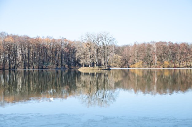 Eiland op de lenterivier Svisloch in Minsk, Wit-Rusland