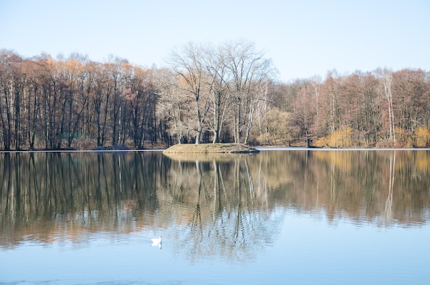 Eiland op de lenterivier Svisloch in Minsk, Wit-Rusland