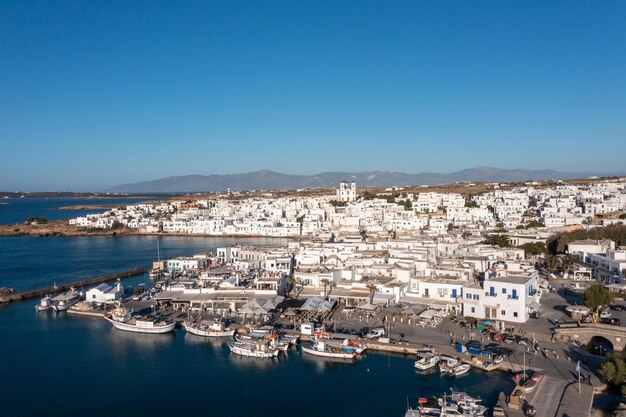 Eiland Paros Naousa stadsbeeld van een drone uit de lucht Griekenland Cycladen