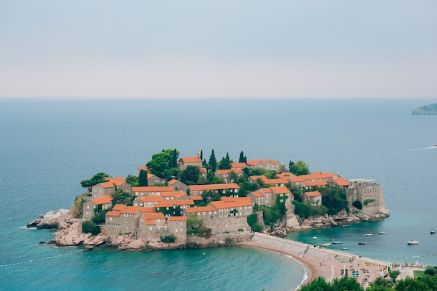 Eiland sveti stefan close-up van het eiland in de middag