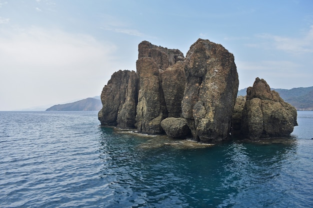 Eiland van stenen in de Egeïsche Zee