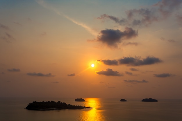 Eilanden in de zonsondergang