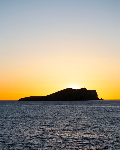 Eilandjes in Cala Comte op het eiland Ibiza