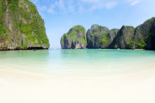 Eilandlandschap op tropisch strand