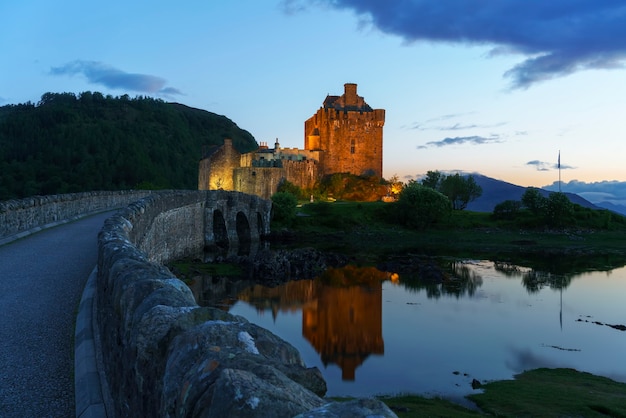 Eilean Donan Castle은 스코틀랜드 고원에서 가장 중요한 명소 중 하나입니다.