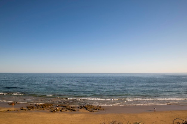 Einde van de dag op het strand van Careanos in de stad Portimao