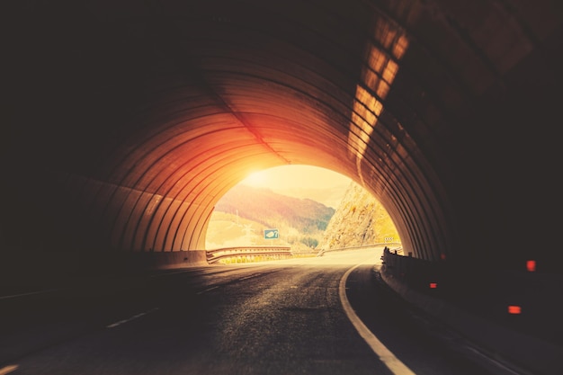 Einde van de tunnel Verlaat de tunnel Autorijden op een bergweg