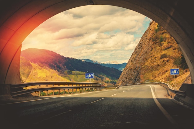 Einde van de tunnel Verlaat de tunnel Autorijden op een bergweg