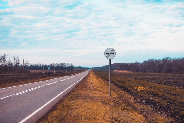 Einde van geen inhalen verkeersbord close-up op landweg