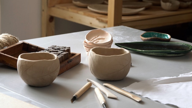 Eindproduct gemaakt van keramiek in het atelier van de beeldhouwer