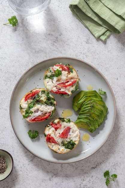 Eiwitmuffins met tomatenspinazie en kaas