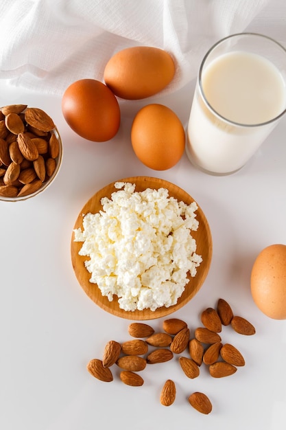 Eiwitvoedsel op een witte achtergrond kwark eieren noten Een set van gezond voedsel voor een uitgebalanceerd dieet