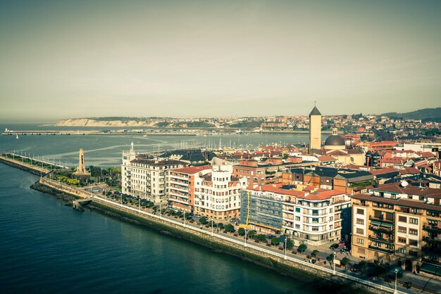 엘 아브라 베이와 Getxo 부두 및 해안가. 바스크 지방, 북부 스페인