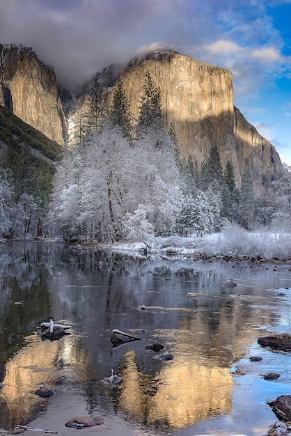 Foto el capitan en de reflectie in de winter