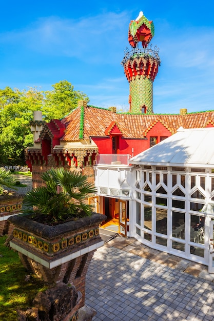 El Capricho는 스페인 칸타브리아 지역의 Comillas에 위치한 Antoni Gaudi가 설계한 건물입니다.