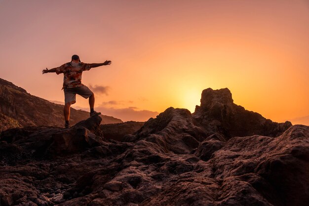 エル・イエロ島 カナリア諸島 チャルコ・アズールで夕暮れの自由を楽しむ休日を海辺で楽しむ男