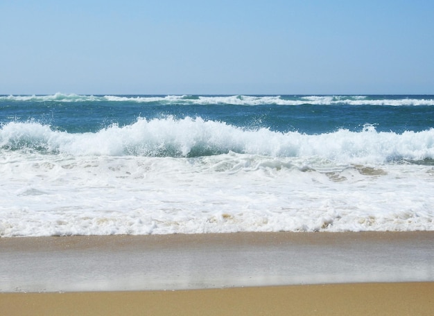 Foto il mar la playa de arena blanca y el cielo azul en verano