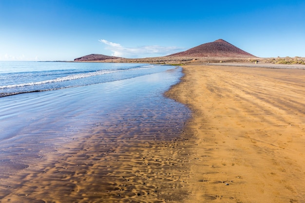 Spiaggia di el medano con montagna montana roja tenerife canarie spagna