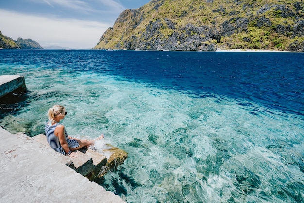 El Nido Palawan 필리핀 Matinloc 도크 부두에서 섬 투어 C에서 타피우탄 해협을 즐기는 관광 여성