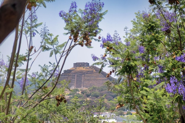 El pueblito piramide quertaro mexico archeologische zone maya ruïnes spaanse stad blauwe lucht toerist