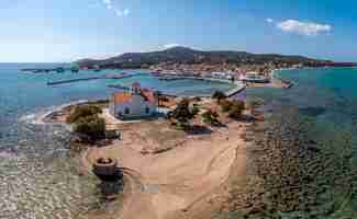 Photo elafonisos peloponnese greece island harbor buildings and agios spyridon church aerial drone view