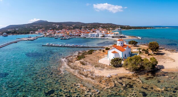 Photo elafonisos peloponnese greece island harbor buildings and agios spyridon church aerial drone view