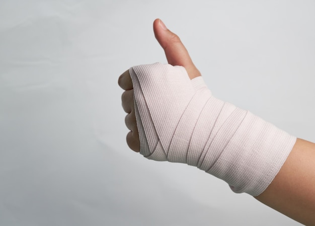 Elastische bandage roll ondersteuning hand pols en vinger geïsoleerd op wit