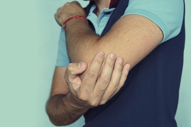 Мужчина с переломом локтевой кости испытывает боль в травмированной руке