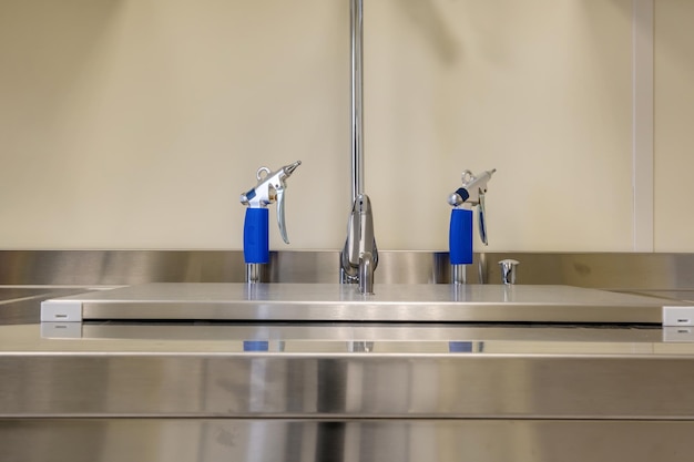 Dispenser di sapone e antisettico per gomito o disinfettante a parete per la disinfezione delle mani e lavandino del rubinetto dell'acqua con rubinetto bagno o clinica