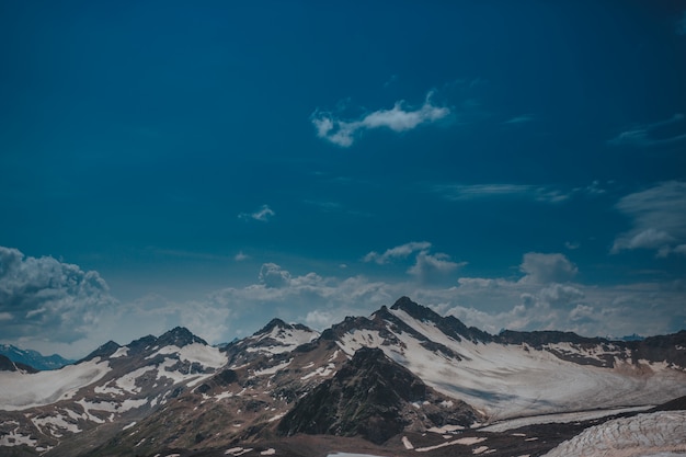 Elbrus, montagne in estate. grandi montagne del caucaso dal monte elbrus