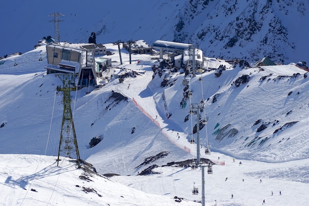 Elbrus-regio. Uitzicht vanaf de top van Mount Elbrus naar Mir Noord-Kaukasus Station in Rusland