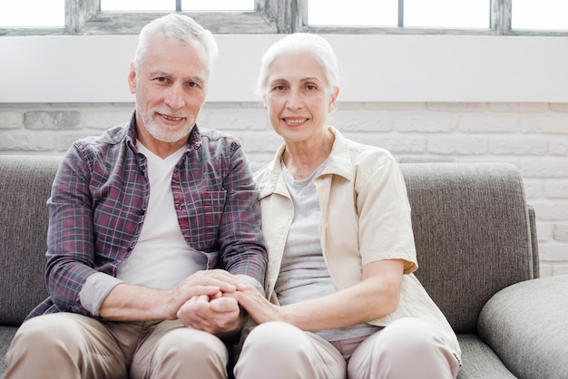 Photo elder couple posing for a photo